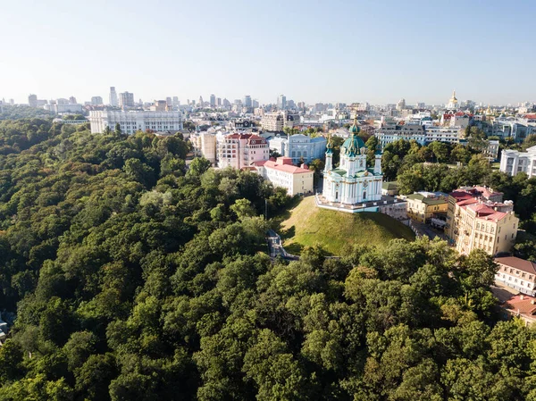 キエフ ウクライナと Podil の地域の首都のセント アンドリュース教会に空撮で有名な観光場所します ロイヤリティフリーのストック写真
