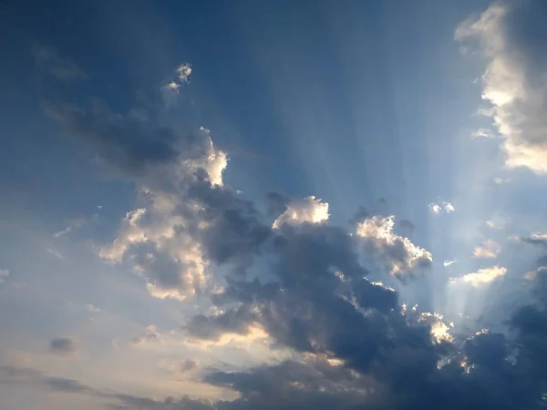 Nuvole Drammatiche Raggi Luce Solare Sopra Cielo Blu Perfetto Concetti — Foto Stock