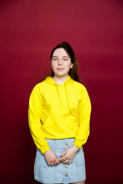 Porträtt Vacker Tonåring Flicka Röd Bakgrund — Stockfoto