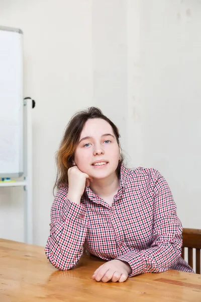 Porträtt Vacker Tonåring Flicka Ljus Interiör — Stockfoto
