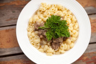 Tavuk ciğeri ve maydanozlu lezzetli makarna.