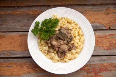 Bir tabak İtalyan mutfağı. Sert türde makarnadan yapılmış. Haşlanmış tavuk ciğeri.