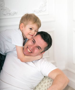  Babasına sarılan altı çocuklu bir çocuk.. 