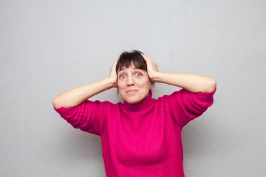 Süveter giymiş 30 yaşında bir kadının kafasını kavramasına şaşırdım.