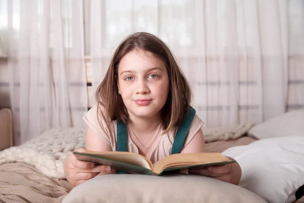 Nastoletnie Dziewczyny Leżąc Łóżku Czytanie Książki — Zdjęcie stockowe