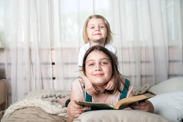 Retrato Dos Niñas Años Abrazándose Cama Casa — Foto de Stock