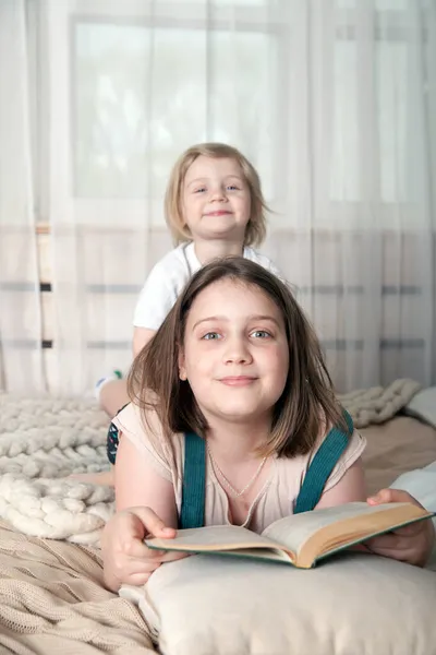 Портрет Двох Дівчат Років Обіймаються Ліжку Вдома — стокове фото