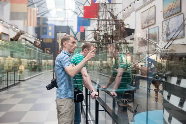 Два Туриста Мужчины Прогуливаются Музею Между — стоковое фото