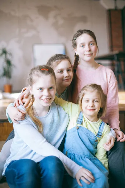 Retrato Cuatro Niñas Colegialas Novias Sentadas Sofá — Foto de Stock