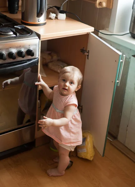 Bambina Cucina Vicino Armadio Cucina Aperto Situazione Pericolosa — Foto Stock