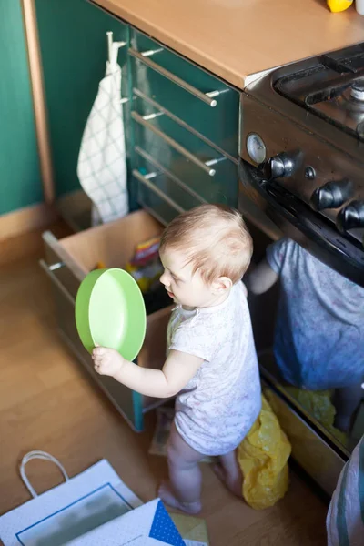 Dívka Kuchyni Poblíž Otevřené Kuchyňské Linky Nebezpečná Situace — Stock fotografie