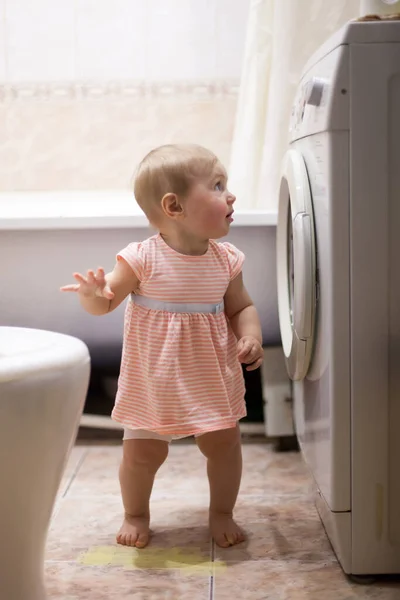 Kleines Mädchen Badezimmer Neben Waschmaschine Gefährliche Situation — Stockfoto