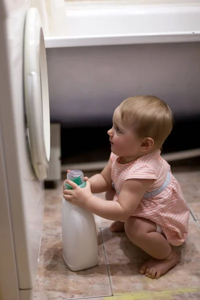 Kleines Mädchen Badezimmer Neben Waschmaschine Gefährliche Situation — Stockfoto