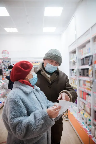 Retrato Pareja Pensionistas Farmacia Durante Coronavirus Máscaras Médicas — Foto de Stock