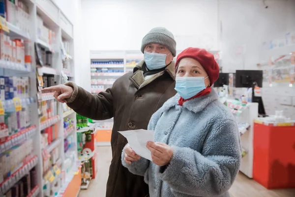 Casal Sênior Farmácia Máscaras Médicas Durante Quarantin Coronavírus — Fotografia de Stock