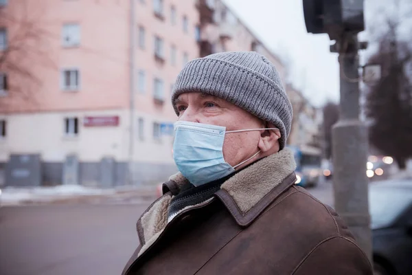 Ritratto Uomo Pensionato Strada Inverno Durante Coronavirus Maschera Medica — Foto Stock