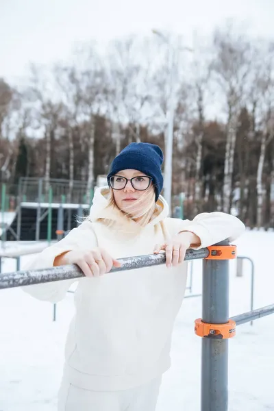 Menina Treinamento Uniforme Esportes Quentes Parque Inverno — Fotografia de Stock