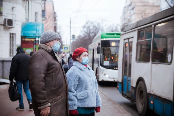 Portret Pary Emerytów Ulicy Zimą Podczas Koronawirusu Maskach Medycznych Obrazy Stockowe bez tantiem