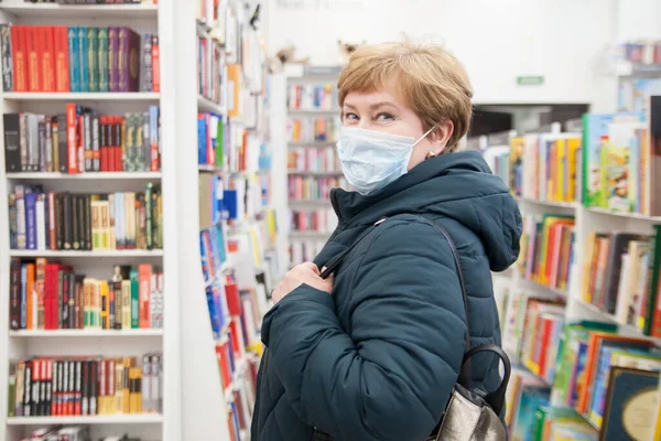 Летняя Женщина Выбирает Книгу Книжном Магазине Время Эпидемии Коронавируса — стоковое фото