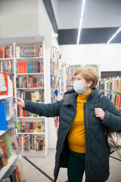 Retrato Mujer Madura Máscara Médica Librería Cerca Estantes Con Literatura — Foto de Stock