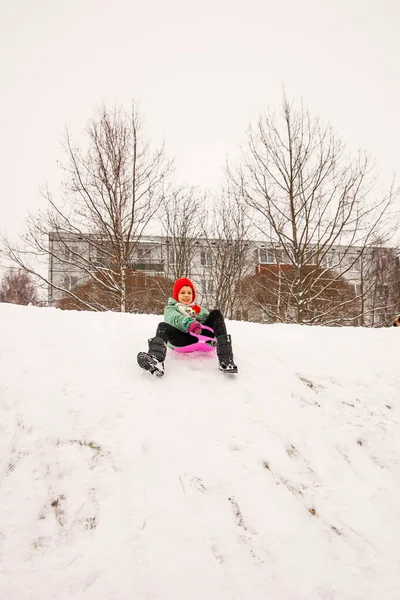 Щаслива Дев Ятирічна Дівчина Катається Льоду Санях — стокове фото