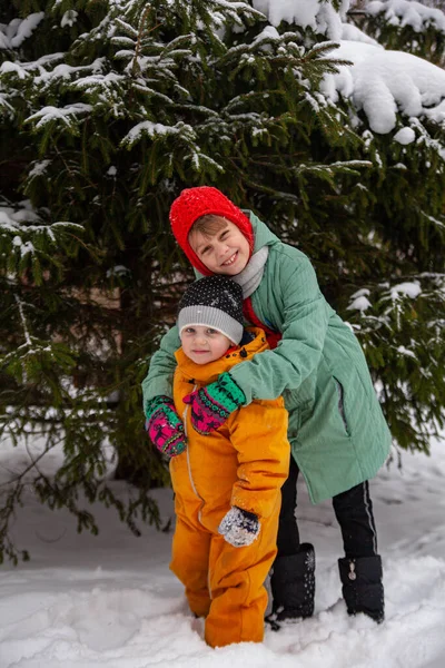 Portrait Two Girls Snow Covered Tree Walk Winter — Φωτογραφία Αρχείου