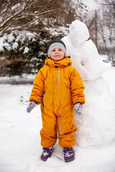 Girl Yellow Jumpsuit Winter Forest Snowman — Φωτογραφία Αρχείου