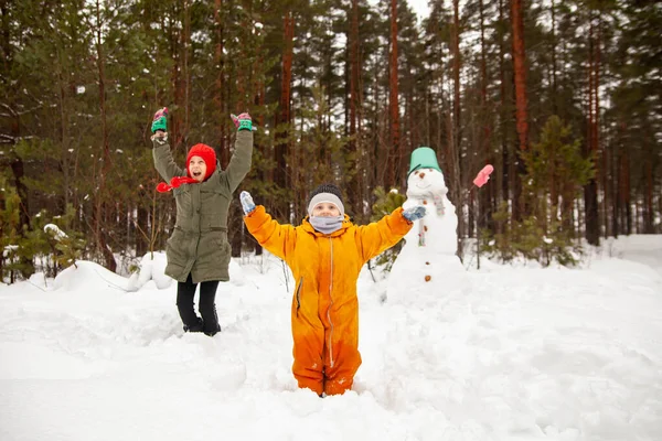Діти Дев Яти Трьох Років Зимовій Прогулянці Біля Сніговика — стокове фото