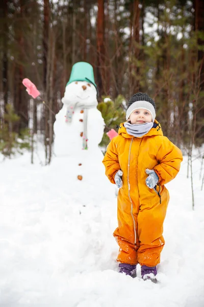 Girl Yellow Jumpsuit Winter Forest Snowman — Φωτογραφία Αρχείου