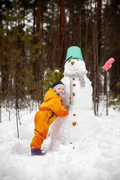 Girl Yellow Jumpsuit Winter Forest Snowman — Φωτογραφία Αρχείου