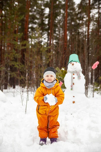 Girl Yellow Jumpsuit Winter Forest Snowman — Fotografia de Stock