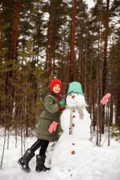 Girl Green Coat Winter Forest Snowman — Fotografia de Stock