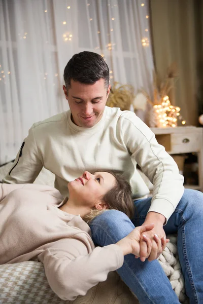 美しいですロシアのカップルでセーターでベッドに家 — ストック写真