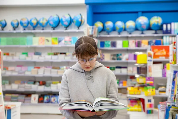 Portrait Eleven Year Old Teenage Girl Bookstore — стоковое фото