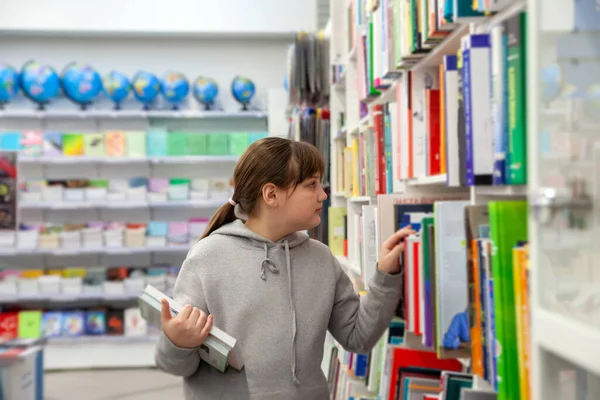 Chica Adolescente Con Capucha Gris Eligiendo Libros Tienda — Foto de Stock