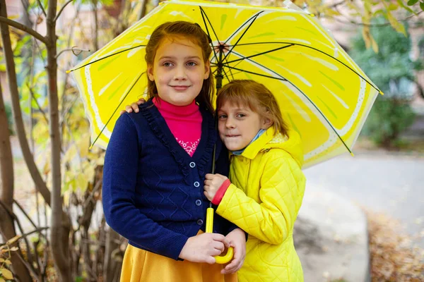 Dos Niños Con Paraguas Amarillo Paran Uno Lado Del Otro —  Fotos de Stock