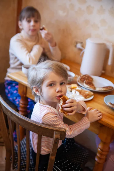 Τριάχρονο Κορίτσι Κάθεται Στο Τραπέζι Την Αδερφή Του Και Παίρνει — Φωτογραφία Αρχείου