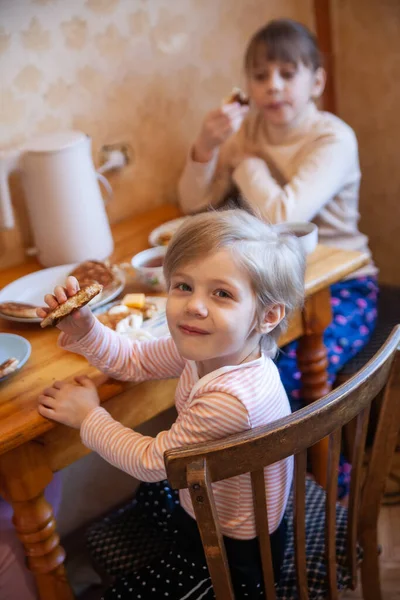 Ragazza Bambino Con Sorella Maggiore Tavola Colazione Mangiare Frittelle — Foto Stock