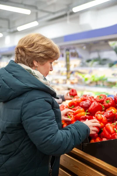 Dojrzała Kobieta Kupująca Warzywa Rynku Rolnym — Zdjęcie stockowe