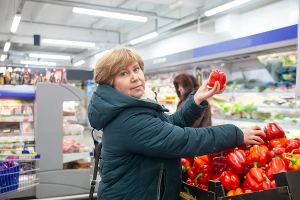 Dojrzała Kobieta Kupująca Warzywa Rynku Rolnym — Zdjęcie stockowe