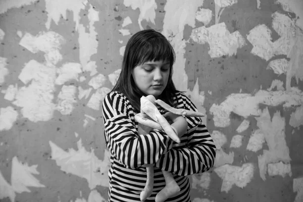 Küçük kız yıkılmış duvarda duruyor ve korkuyor. Rusya 'nın Ukrain' e yaptığı saldırıyla ilgili son haberler.