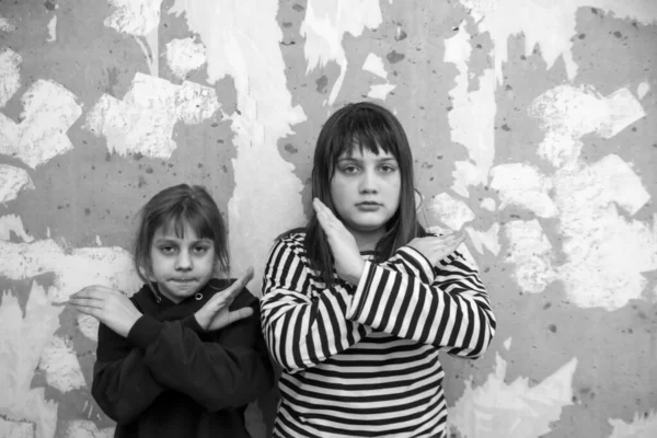 Două Fetițe Care Stau Îmbrățișare Zid Distrus Tem Concept Ultimelor — Fotografie, imagine de stoc