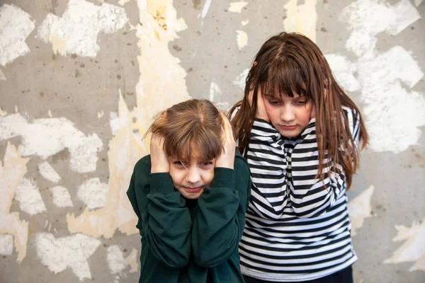 Dos Niñas Pie Abrazo Pared Destruida Miedo Concepto Las Últimas — Foto de Stock