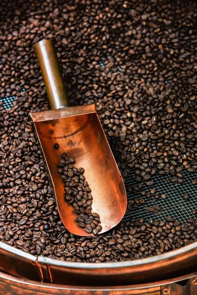 Cuchara de cobre en granos de café — Foto de Stock