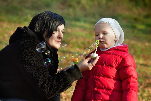 Matka i córka bawią się — Zdjęcie stockowe