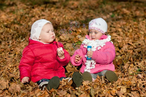 Dos chica soplando burbujas al aire libre dos chica soplando burbujas al aire libre — Foto de Stock