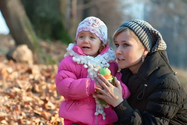 Matka i córka bawią się — Zdjęcie stockowe