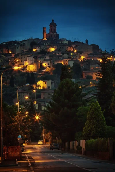 Nacht stad sinalunga, Italië, Toscane — Stockfoto