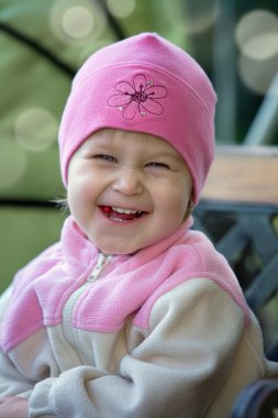 küçük şirin kız gülümseyerek