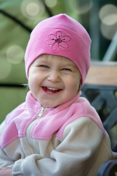 küçük şirin kız gülümseyerek